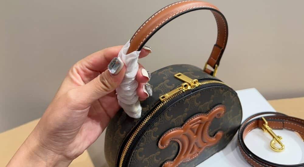 CELINE HALF MOON CASE CUIR TRIOMPHE IN TRIOMPHE CANVAS AND CALFSKIN TAN 18CM 10K642ECM 04LU - Image 10