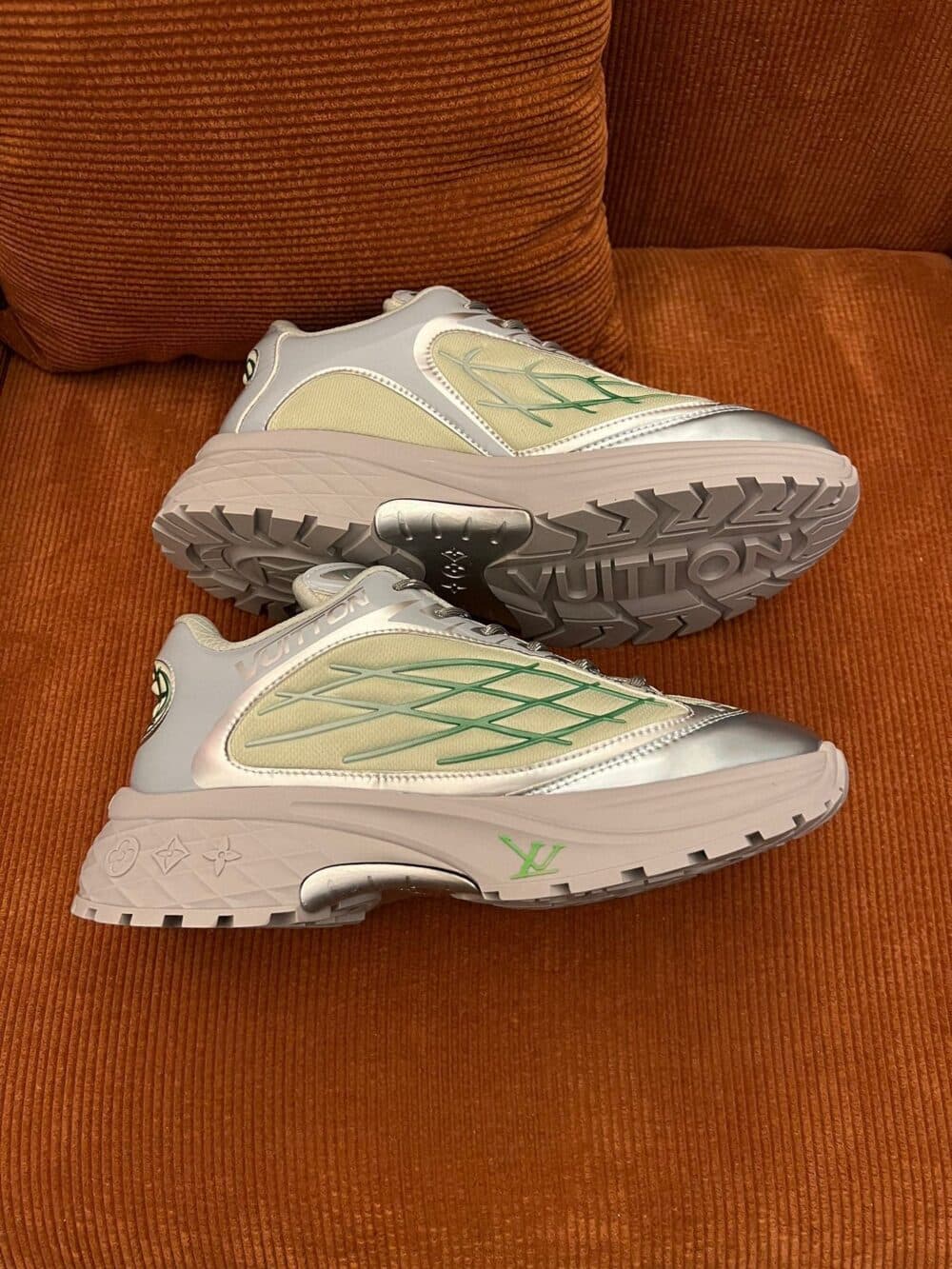 LOUIS VUITTON DISCOVERY SNEAKERS SILVER - Image 6