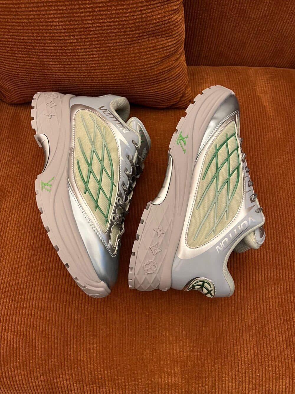 LOUIS VUITTON DISCOVERY SNEAKERS SILVER - Image 3