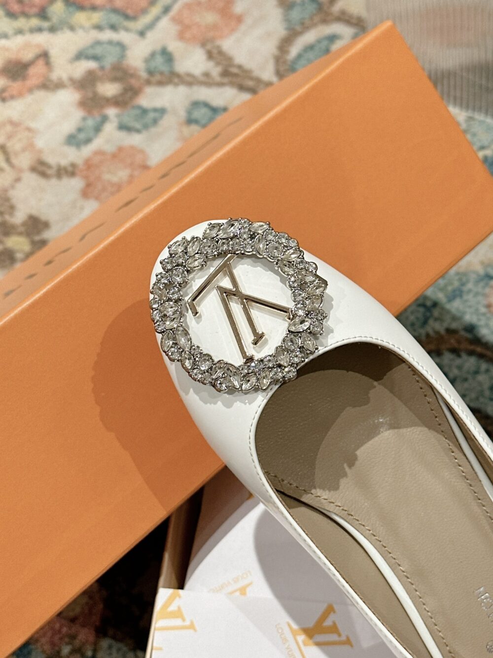 LOUIS VUITTON CRYSTAL LV BALLET FLATS WHITE - Image 7
