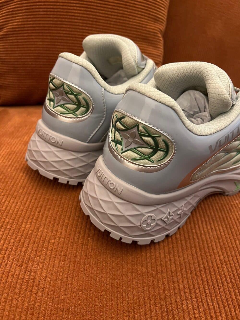LOUIS VUITTON DISCOVERY SNEAKERS SILVER - Image 4