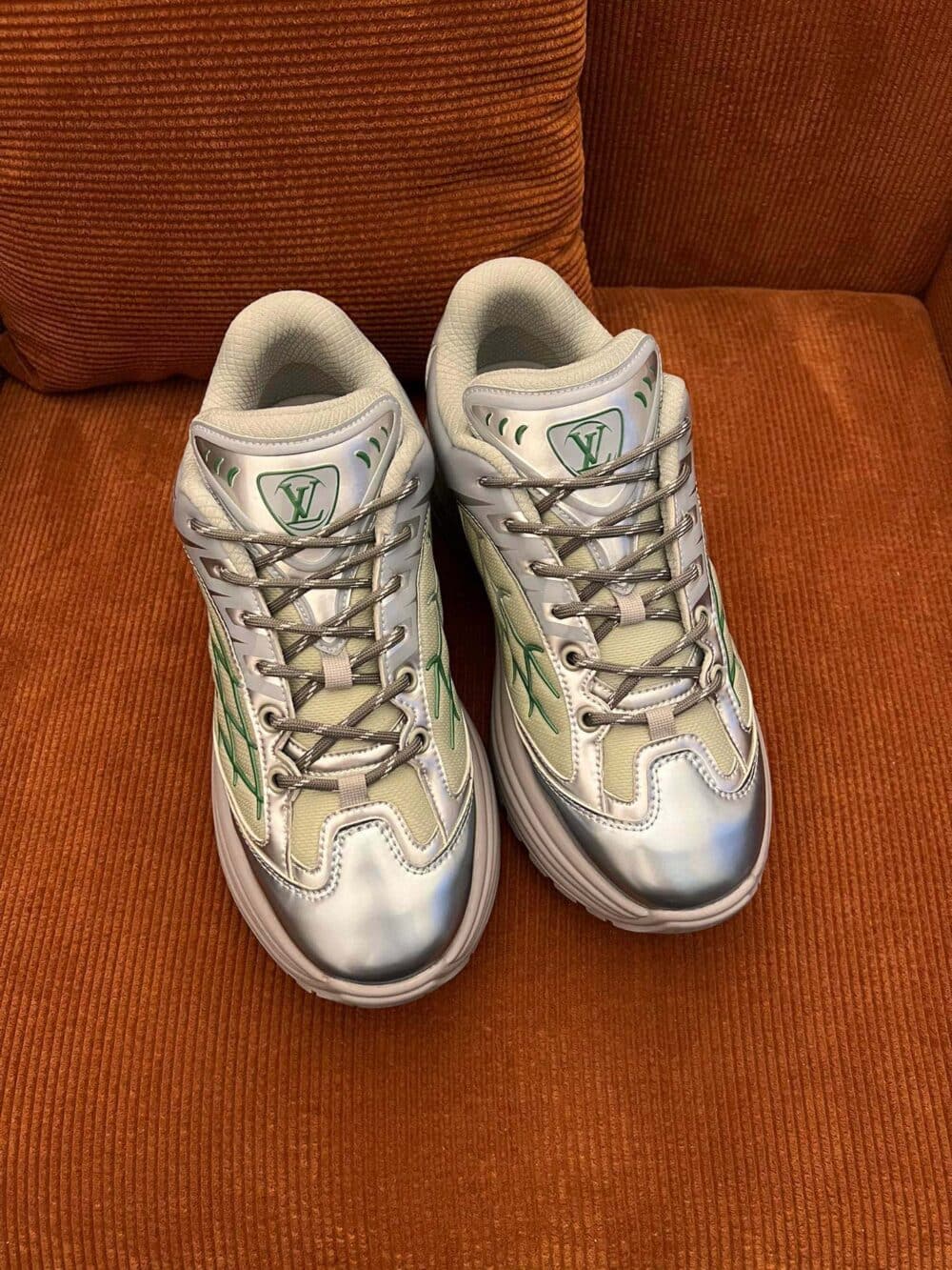 LOUIS VUITTON DISCOVERY SNEAKERS SILVER - Image 5