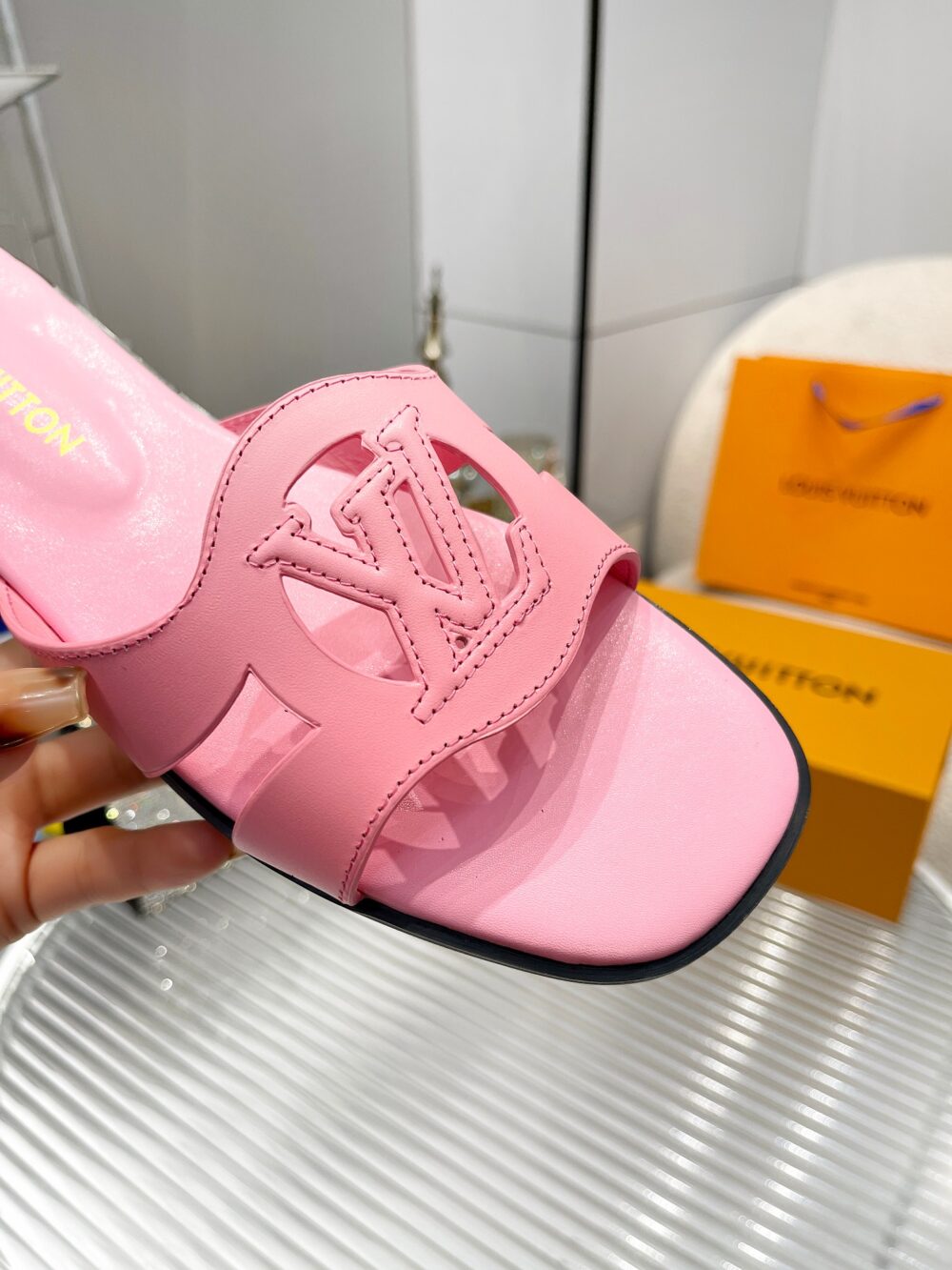 LOUIS VUITTON LV ISOLA FLAT MULE PINK 1ABP3Q - Image 4