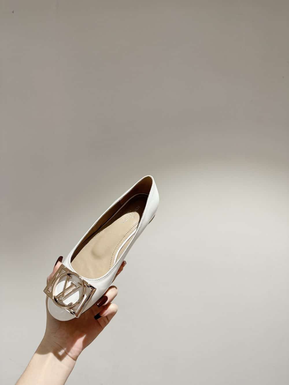 LOUIS VUITTON MADELEINE FLAT WHITE - Image 4