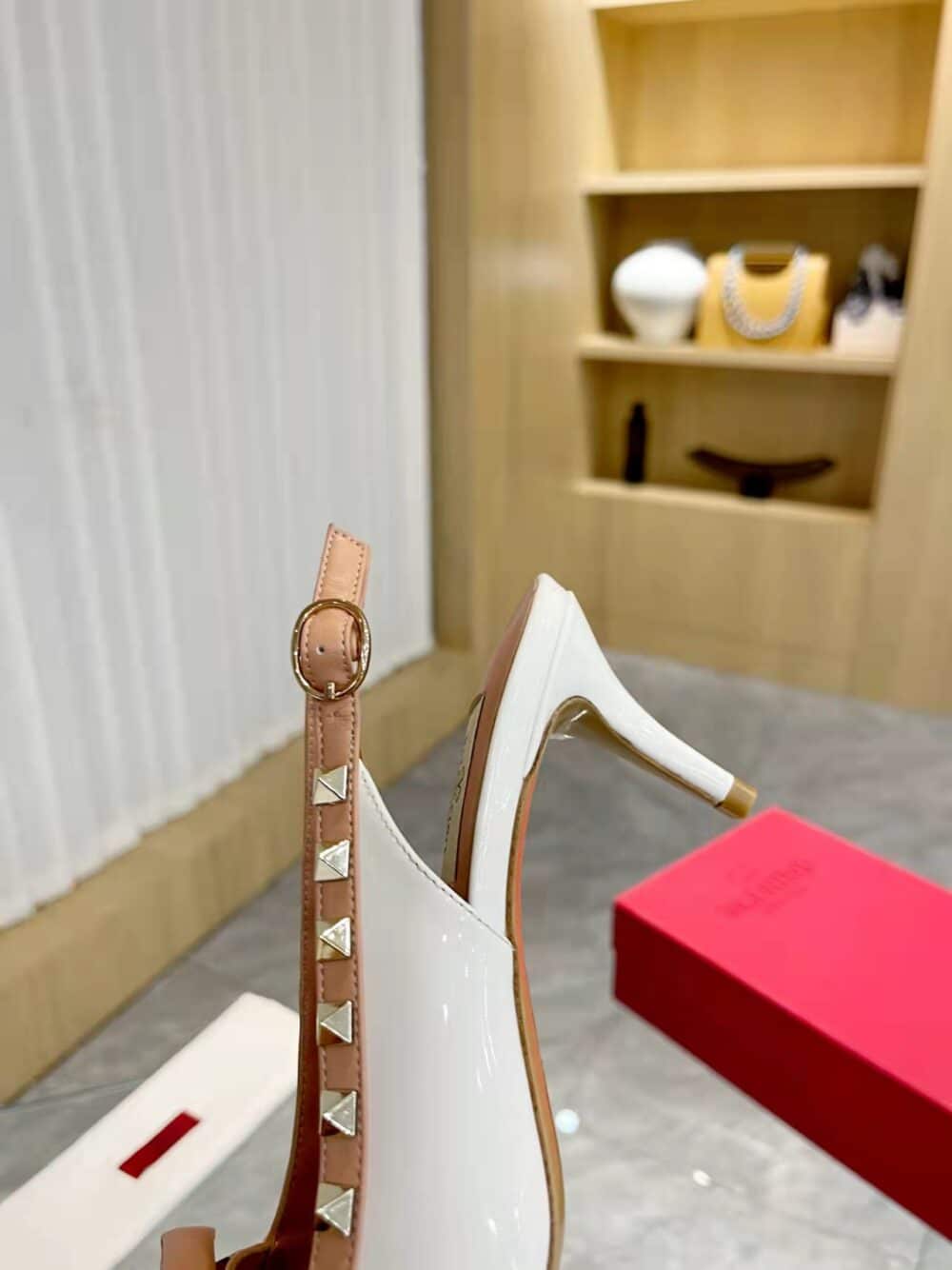 VALENTINO ROCKSTUD BOW SLINGBACK PUMP IN PATENT LEATHER WITH MATCHING STUDS WHITE - Image 4