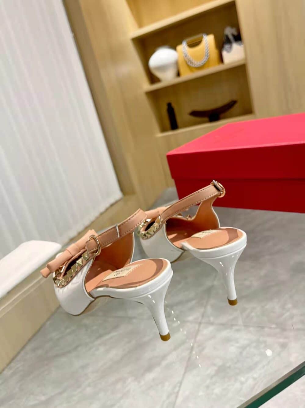VALENTINO ROCKSTUD BOW SLINGBACK PUMP IN PATENT LEATHER WITH MATCHING STUDS WHITE - Image 5