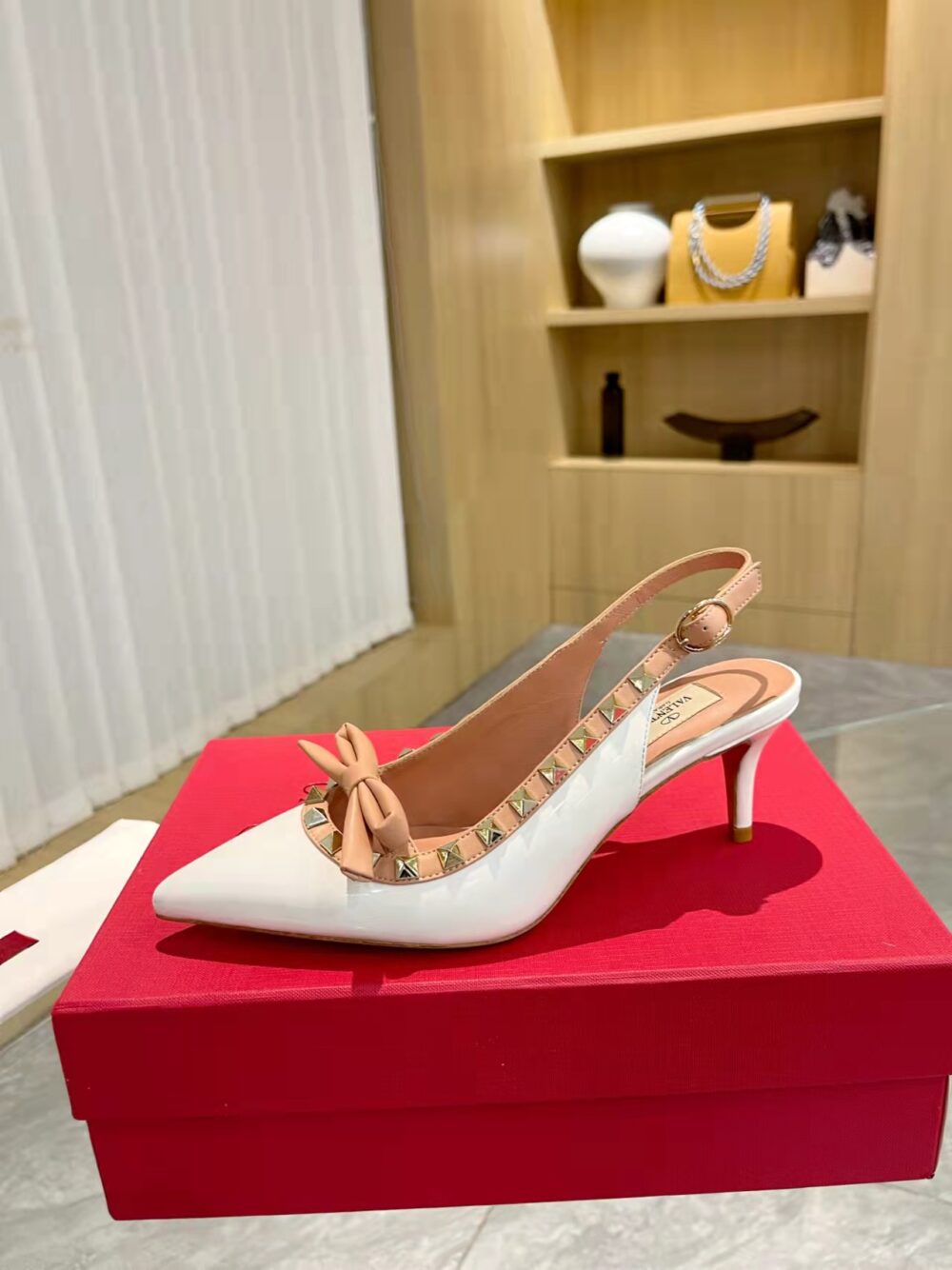 VALENTINO ROCKSTUD BOW SLINGBACK PUMP IN PATENT LEATHER WITH MATCHING STUDS WHITE - Image 7