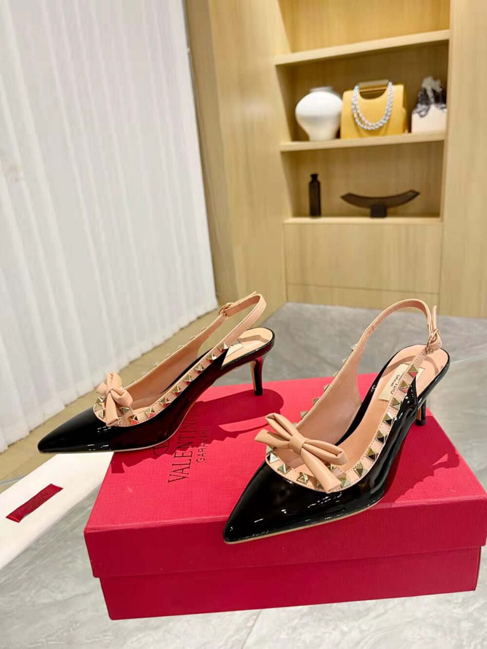 VALENTINO ROCKSTUD BOW SLINGBACK PUMP IN PATENT LEATHER WITH MATCHING STUDS BEIGE AND BLACK - Image 3
