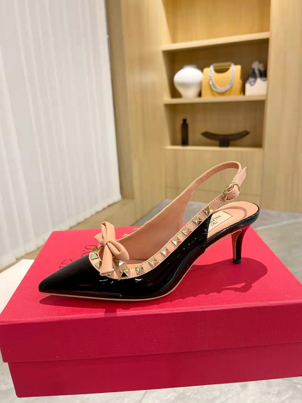 VALENTINO ROCKSTUD BOW SLINGBACK PUMP IN PATENT LEATHER WITH MATCHING STUDS BEIGE AND BLACK - Image 4