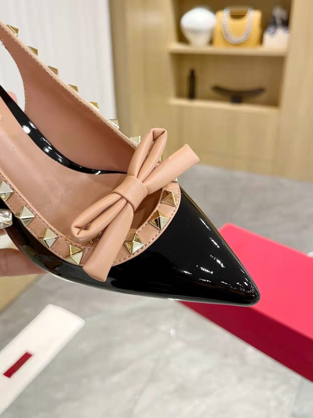 VALENTINO ROCKSTUD BOW SLINGBACK PUMP IN PATENT LEATHER WITH MATCHING STUDS BEIGE AND BLACK - Image 5