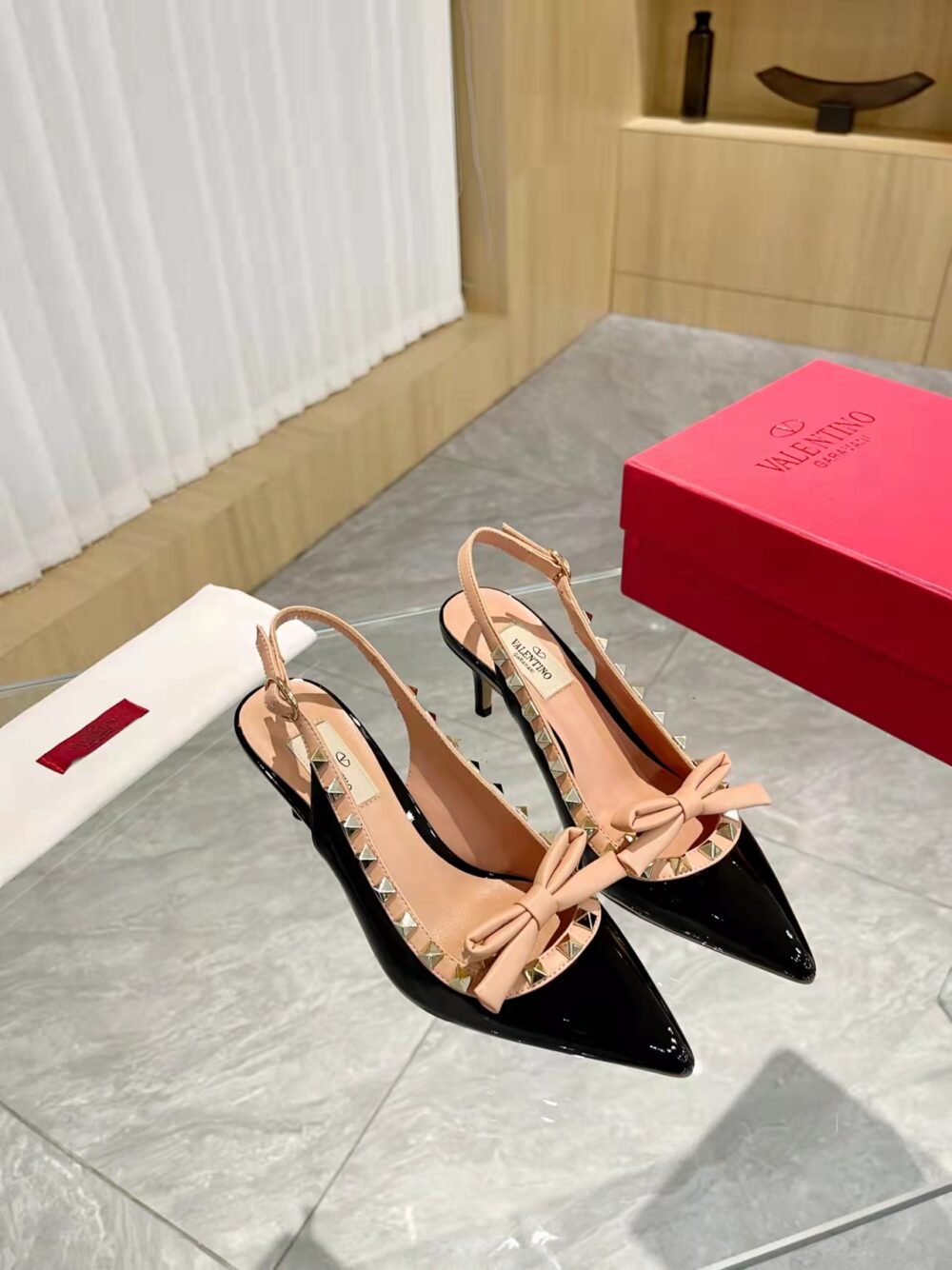 VALENTINO ROCKSTUD BOW SLINGBACK PUMP IN PATENT LEATHER WITH MATCHING STUDS BEIGE AND BLACK - Image 7