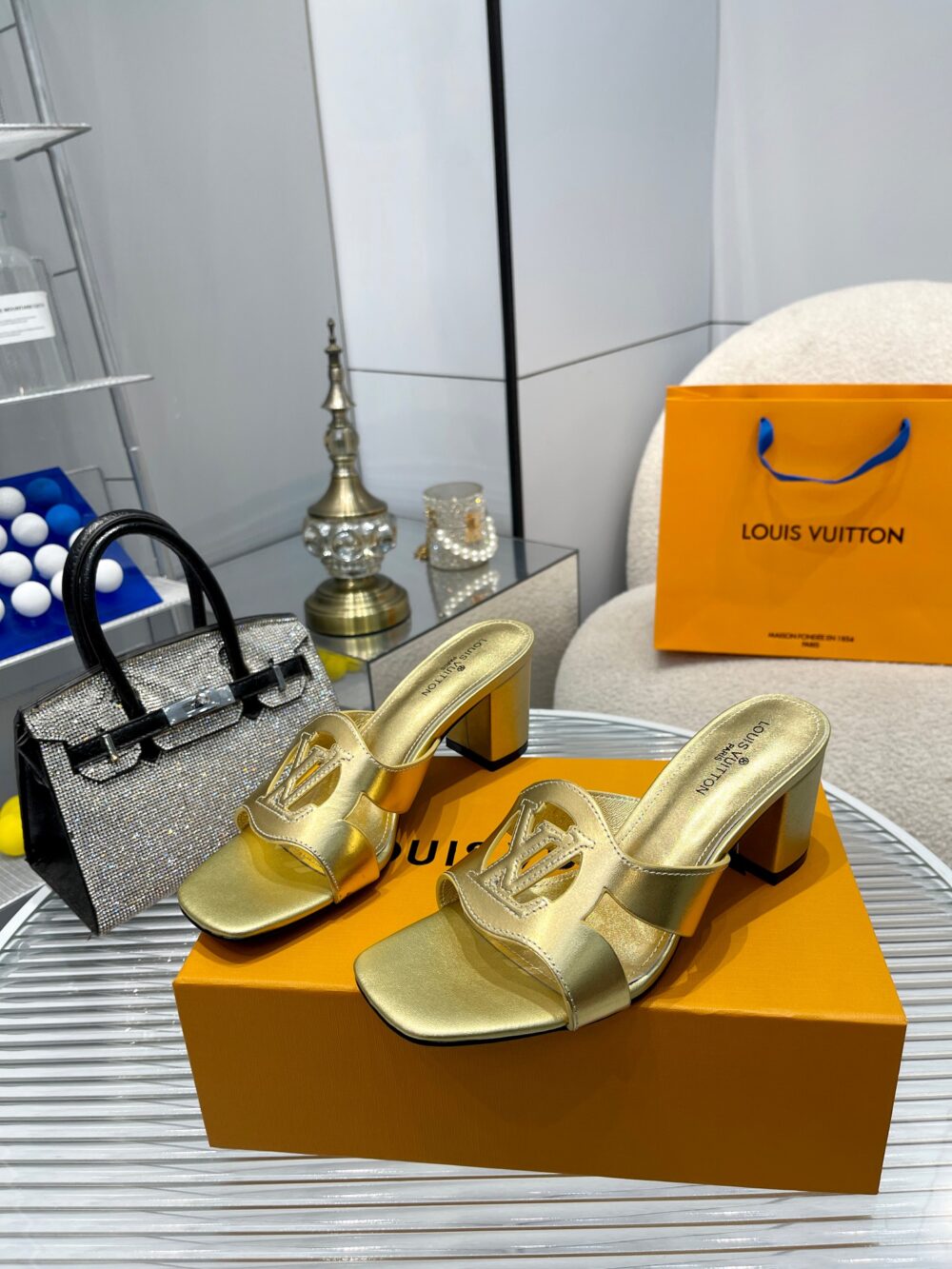 LOUIS VUITTON LV ISOLA MULE GOLD - Image 4