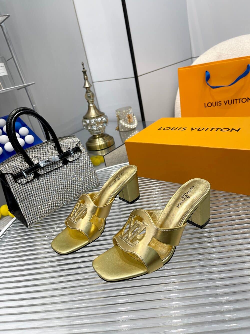 LOUIS VUITTON LV ISOLA MULE GOLD - Image 3