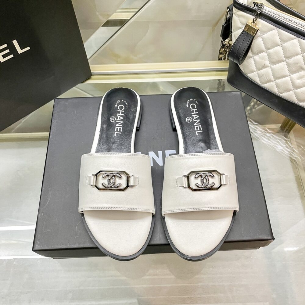 Alternative view of CHANEL SLIPPERS WITH CC SILVER HARDWARE WHITE