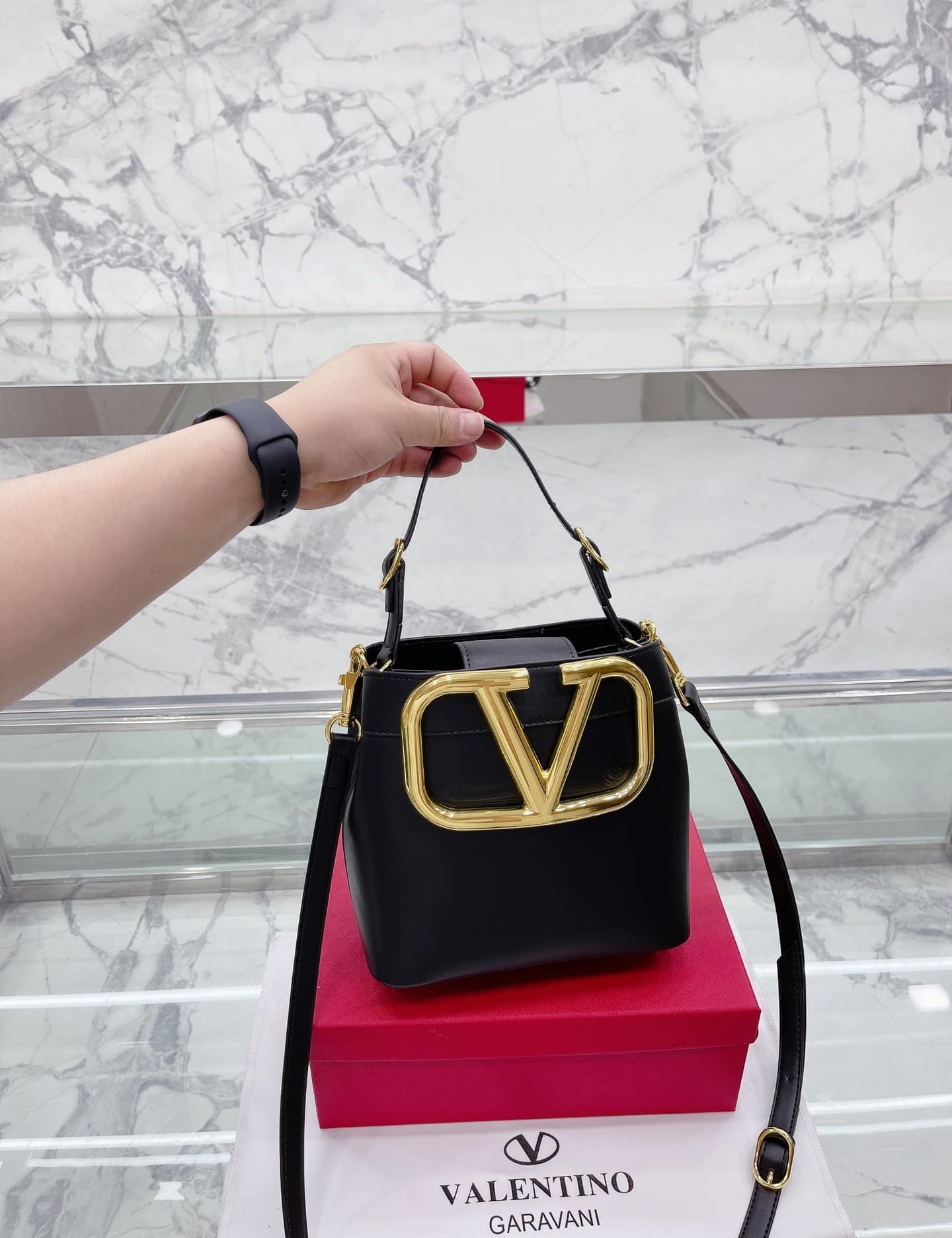 VALENTINO GARAVANI SUPERVEE LEATHER BUCKET BAG BLACK 20CM - Image 5