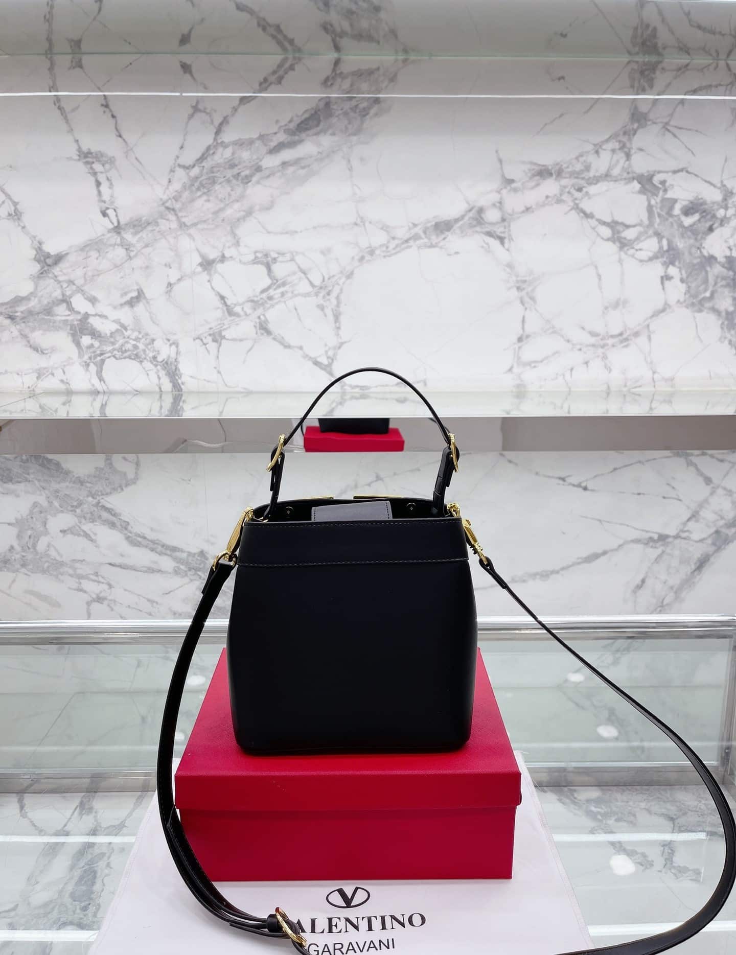 VALENTINO GARAVANI SUPERVEE LEATHER BUCKET BAG BLACK 20CM - Image 7
