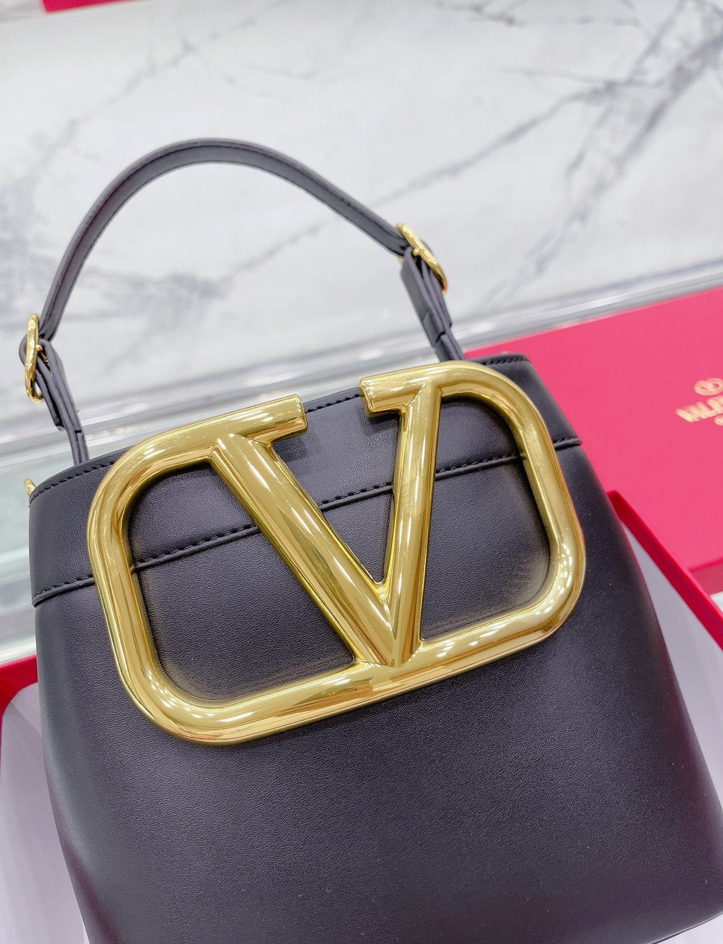 VALENTINO GARAVANI SUPERVEE LEATHER BUCKET BAG BLACK 20CM - Image 8