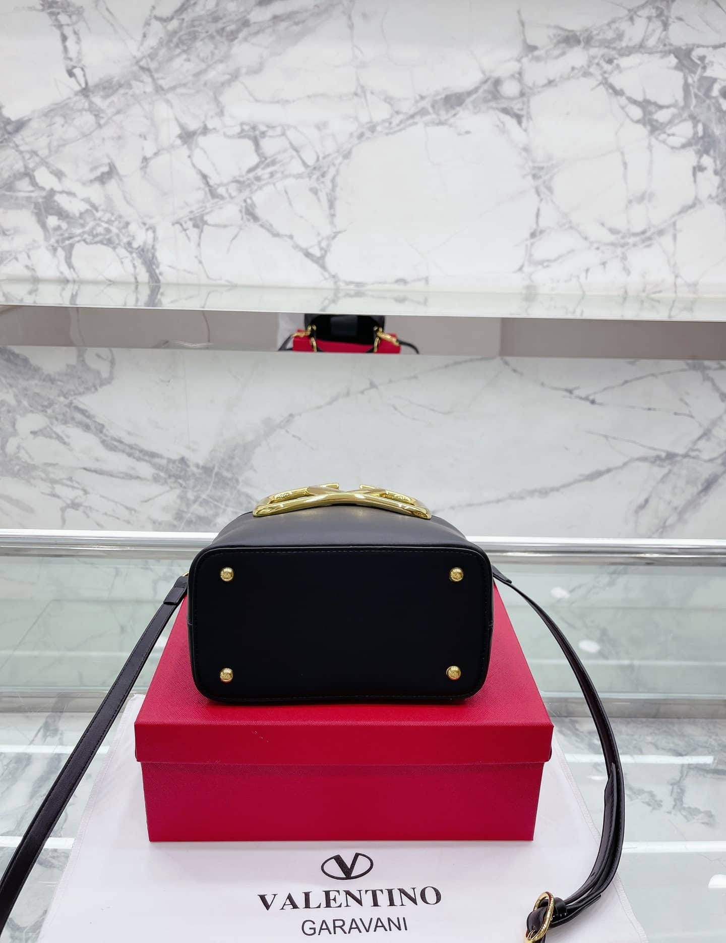 VALENTINO GARAVANI SUPERVEE LEATHER BUCKET BAG BLACK 20CM - Image 9