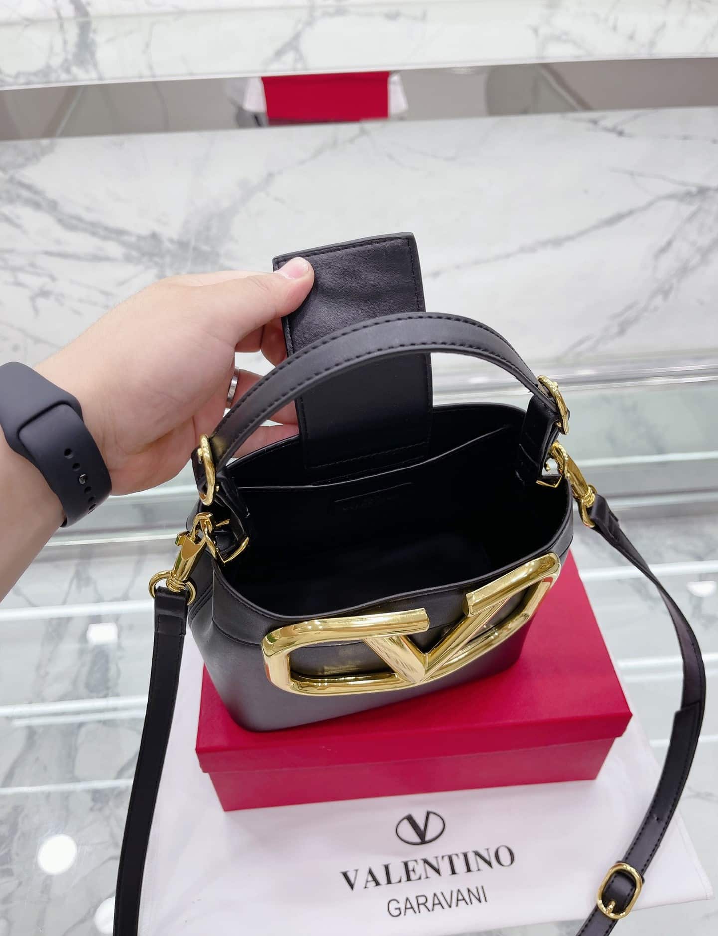 VALENTINO GARAVANI SUPERVEE LEATHER BUCKET BAG BLACK 20CM - Image 10