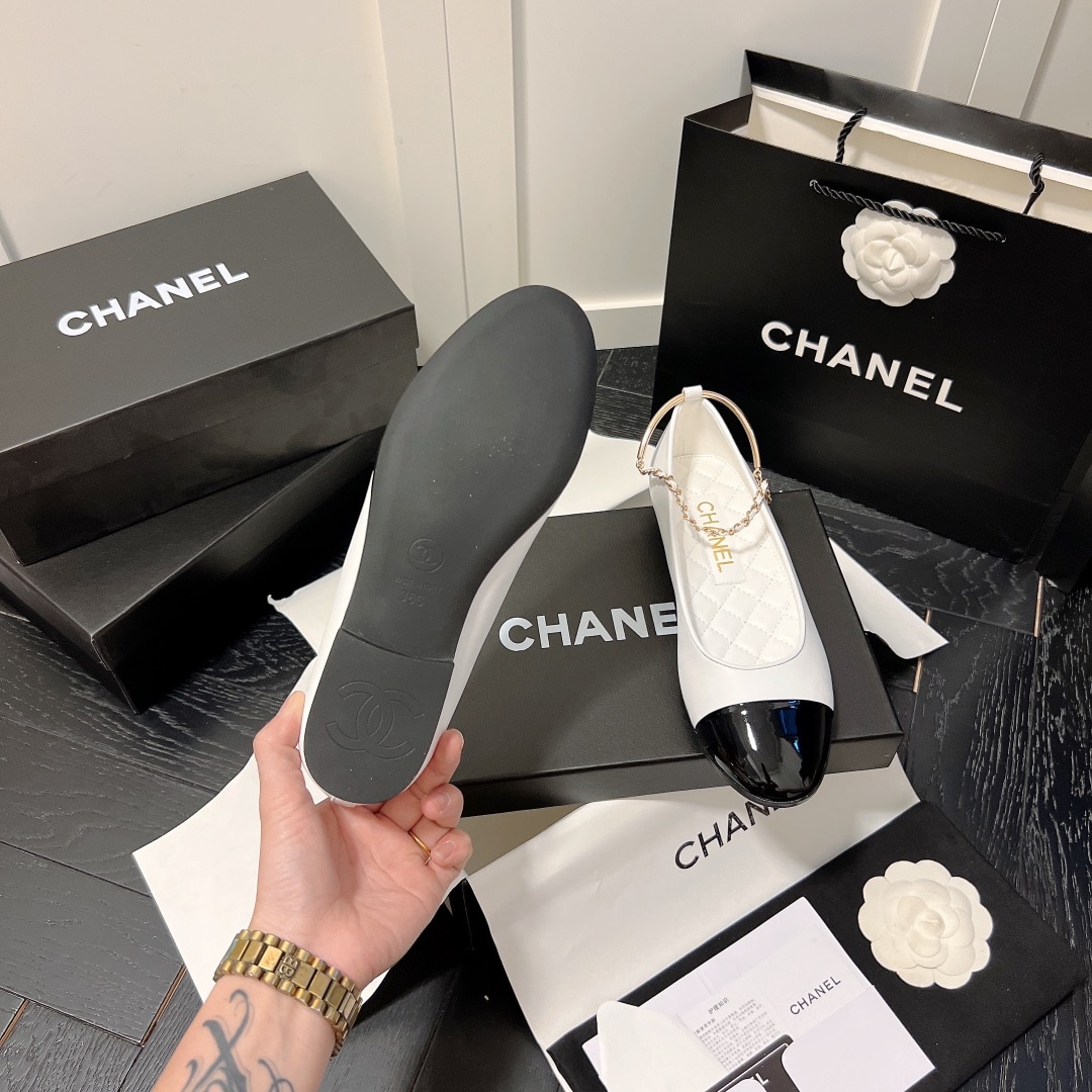 CHANEL INTERLOCKING CC LOGO BALLET FLATS BLACK WHITE - Image 2