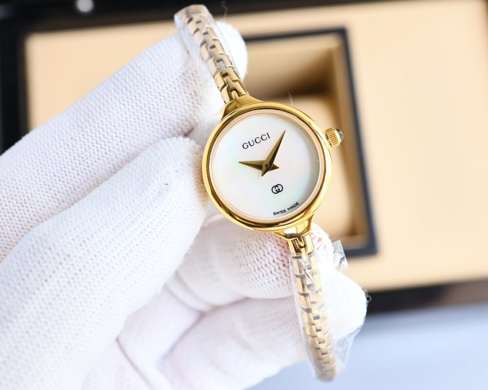 GUCCI LADIES WATCH ROUND CASE WITH SLIM DIAL GOLD IN WHITE 22MM - Image 5