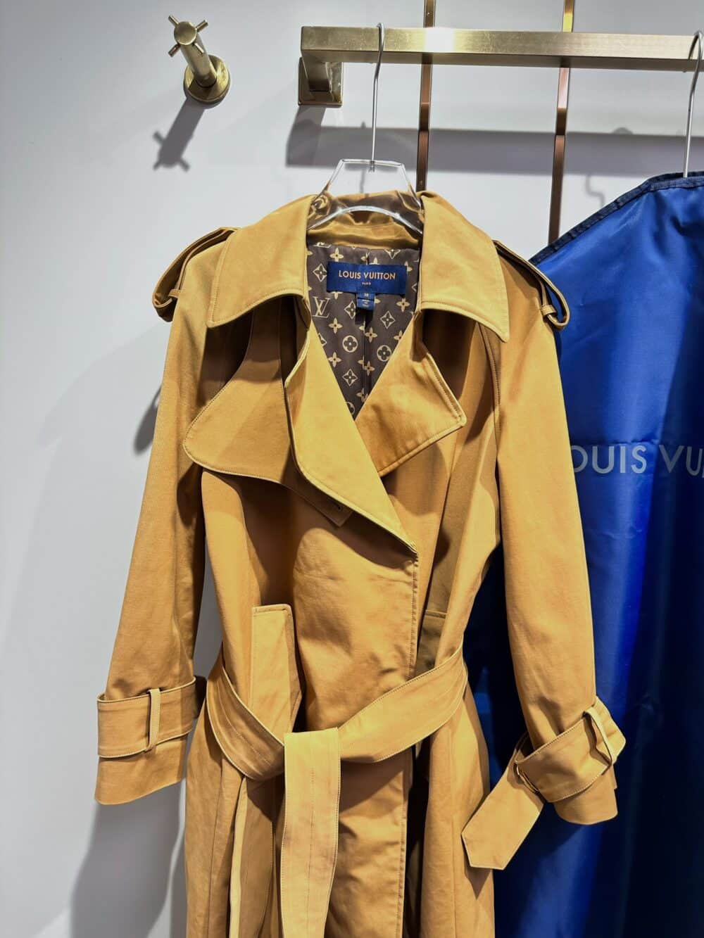 Alternative view of LOUIS VUITTON OVERSIZED DETAIL TRENCH COAT SANDY BEIGE 1ABD9W