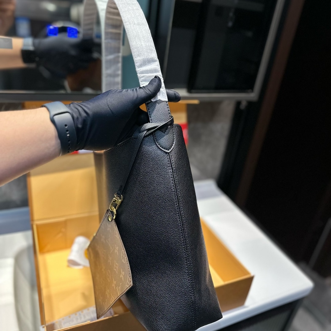 LOUIS VUITTON LOW KEY HOBO MM IN BLACK 31CM M24856 - Image 5