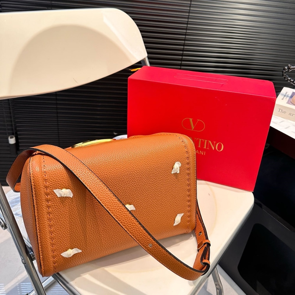 VALENTINO GARAVANI ALLTIME HANDBAG IN ALMOND 26CM 5W2B0Q18IMZ ZG1 - Image 4