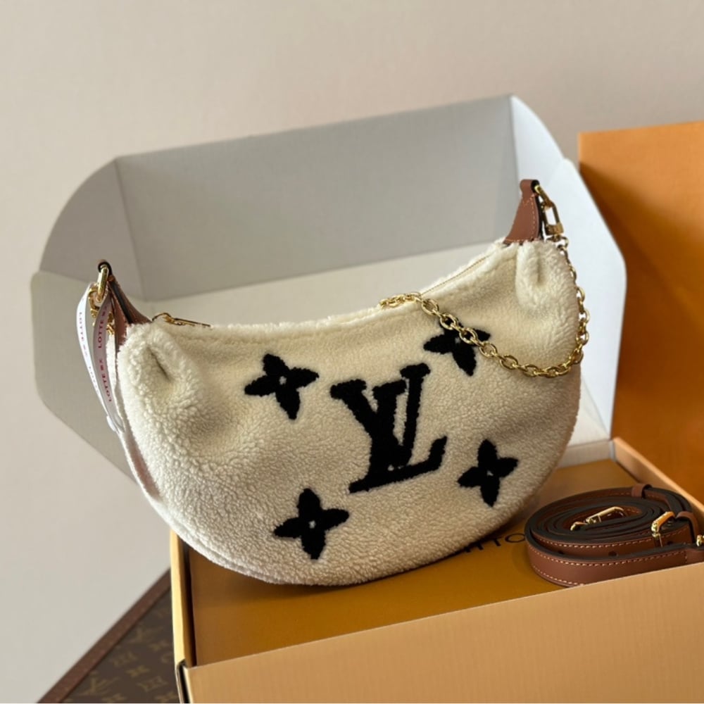 Alternative view of LOUIS VUITTON OVER THE MOON BAG MONOGRAM GIANT TEDDY FLEECE WHITE 28CM