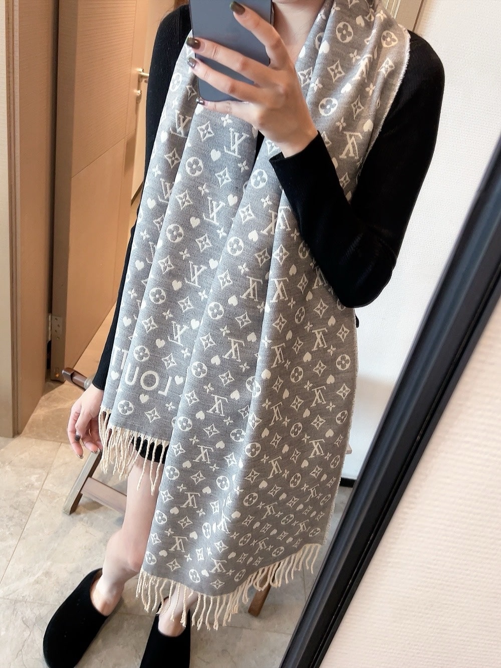 Alternative view of LOUIS VUITTON ECHARPE GAME ON SCARF GREY M77641