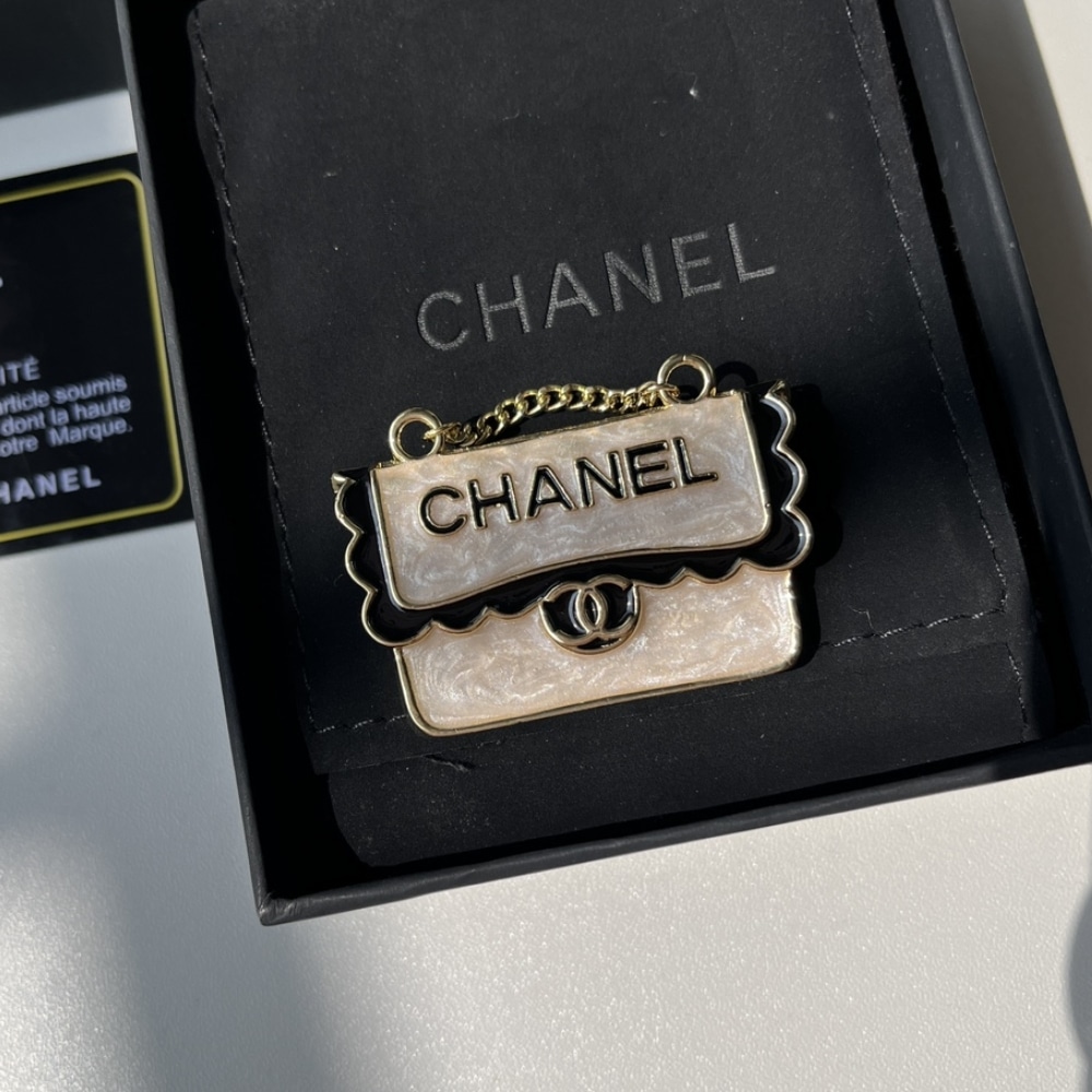 Alternative view of CHANEL CHANEL BAG SHAPED BROOCH