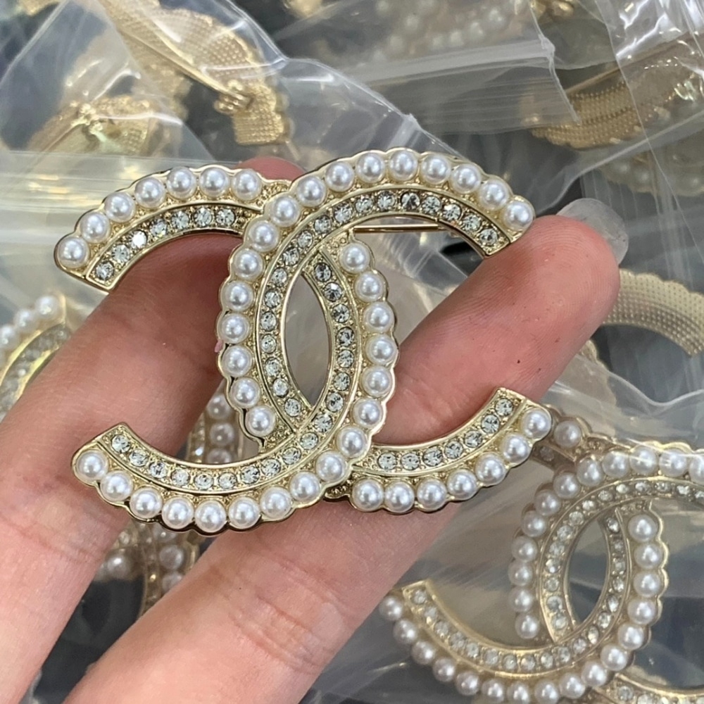 Alternative view of CHANEL CRYSTAL CC BROOCH GOLD WITH PEARL