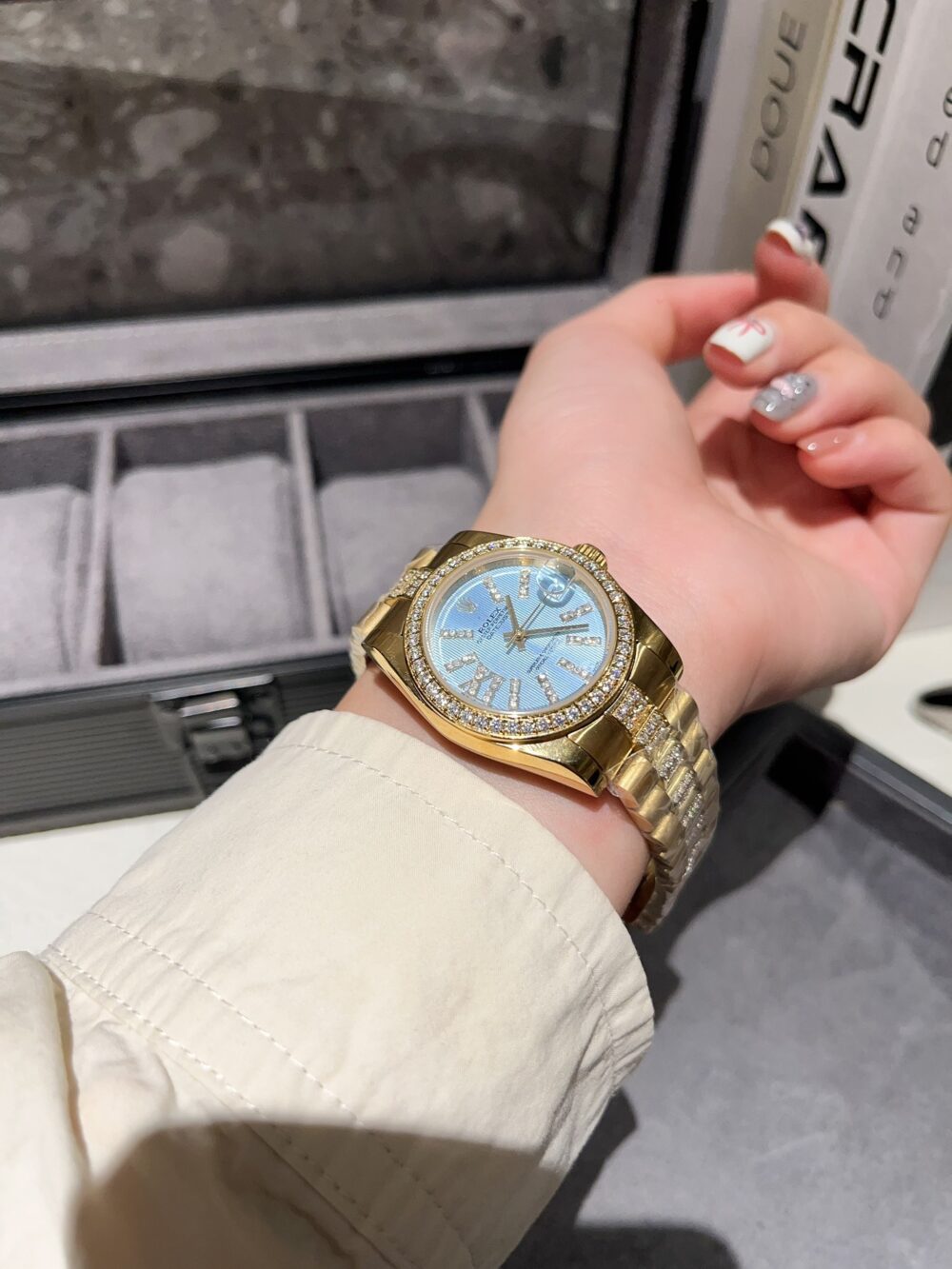 ROLEX DATEJUST DIAMOND IN GOLD WITH BLUE DIAL 31MM - Image 4