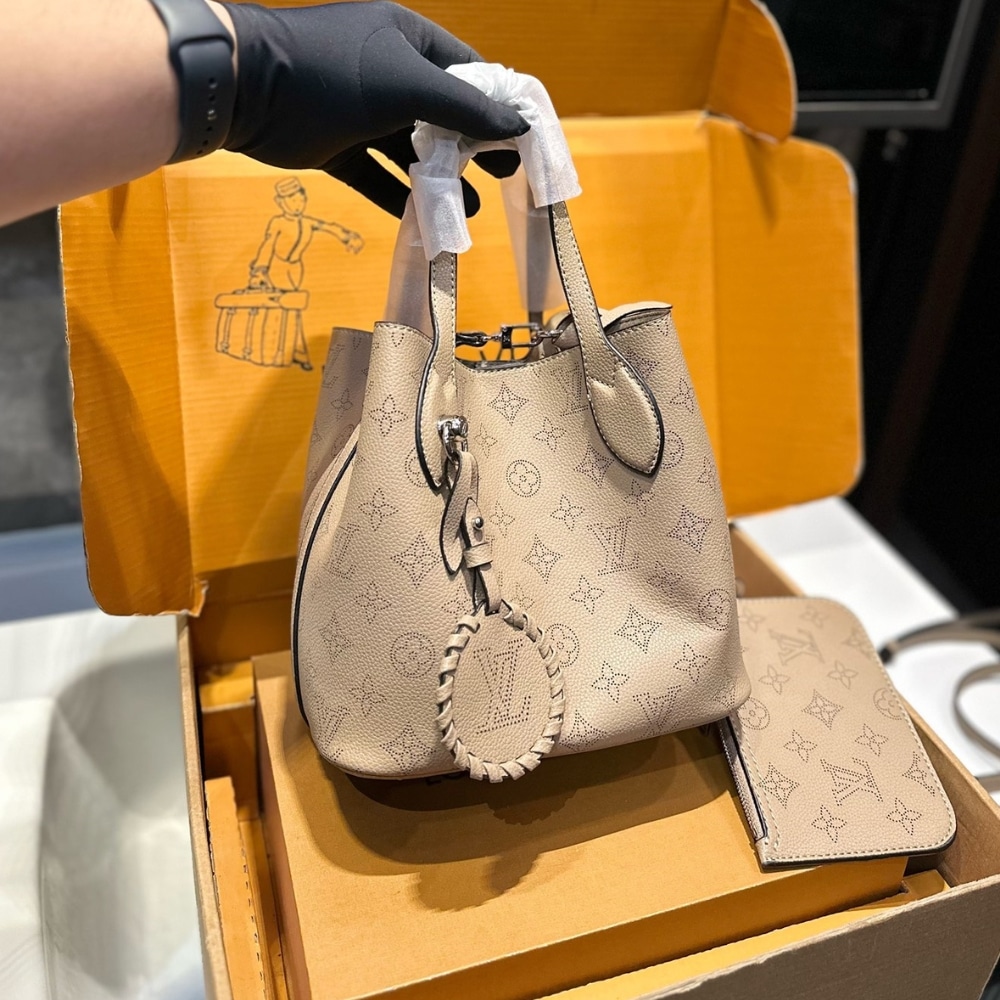 LOUIS VUITTON BLOSSOM MAHINA BAG BEIGE 21CM - Image 8