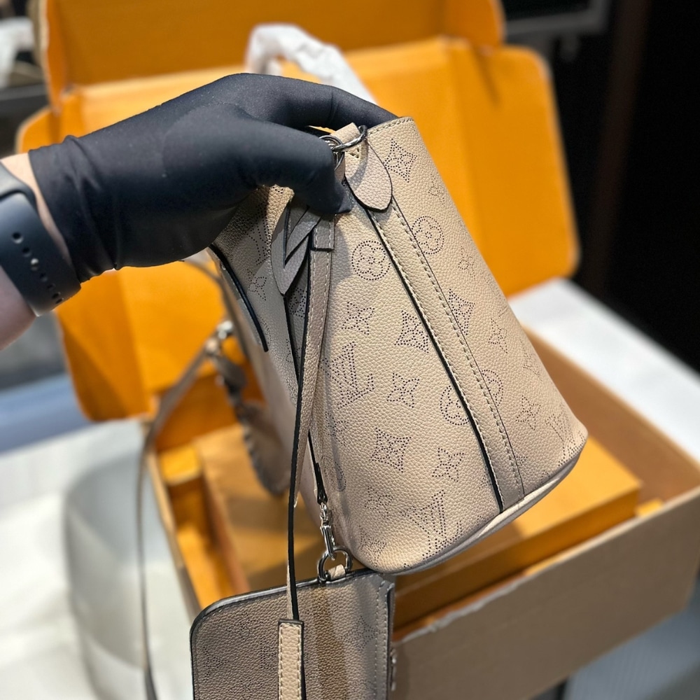 LOUIS VUITTON BLOSSOM MAHINA BAG BEIGE 21CM - Image 6