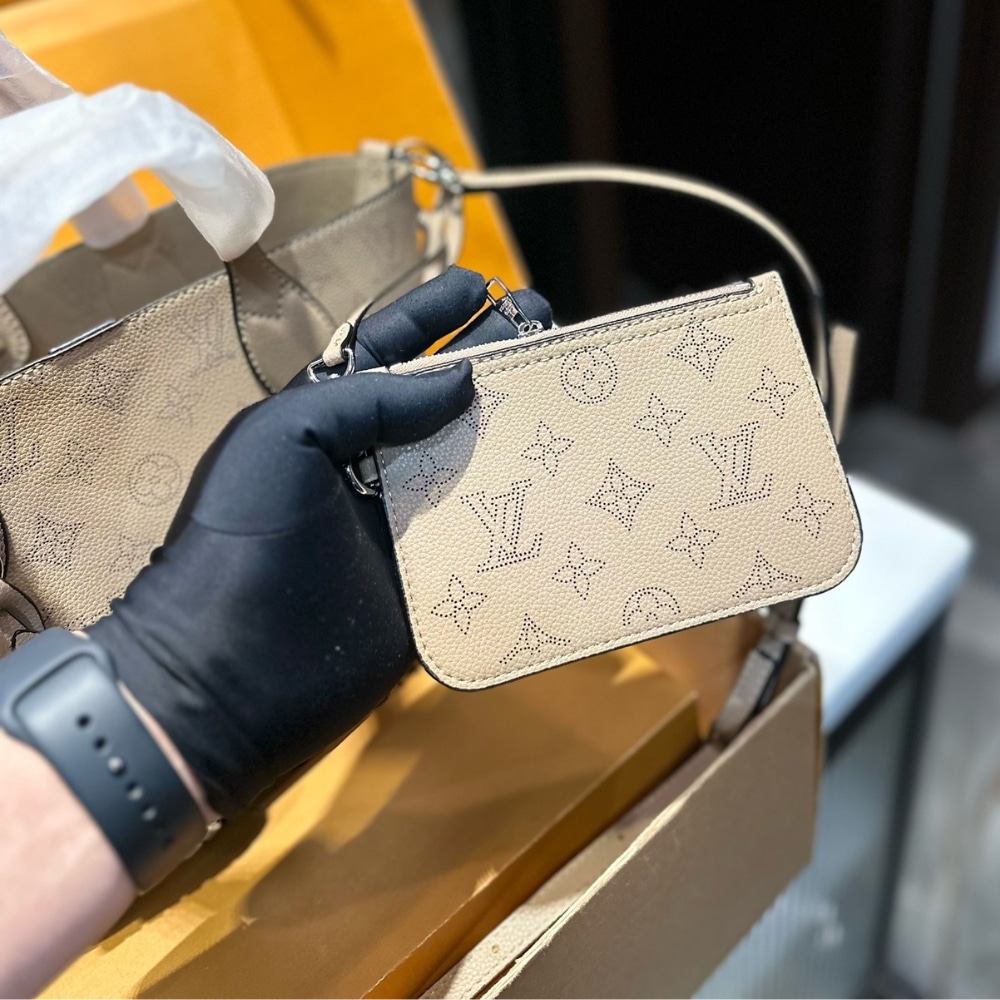 LOUIS VUITTON BLOSSOM MAHINA BAG BEIGE 21CM - Image 5