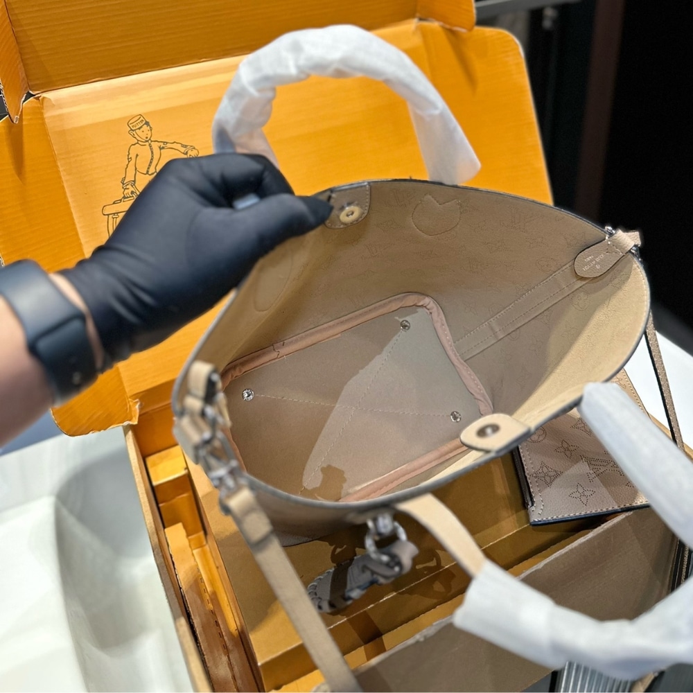 LOUIS VUITTON BLOSSOM MAHINA BAG BEIGE 21CM - Image 4