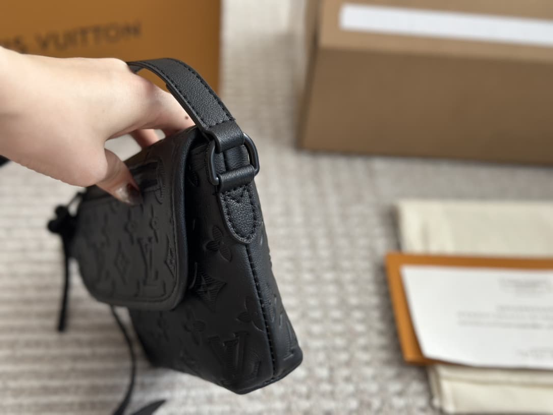 LOUIS VUITTON PULSE BAG MONOGRAM SHADOW EMBOSSED BLACK 16CM M12636 - Image 4