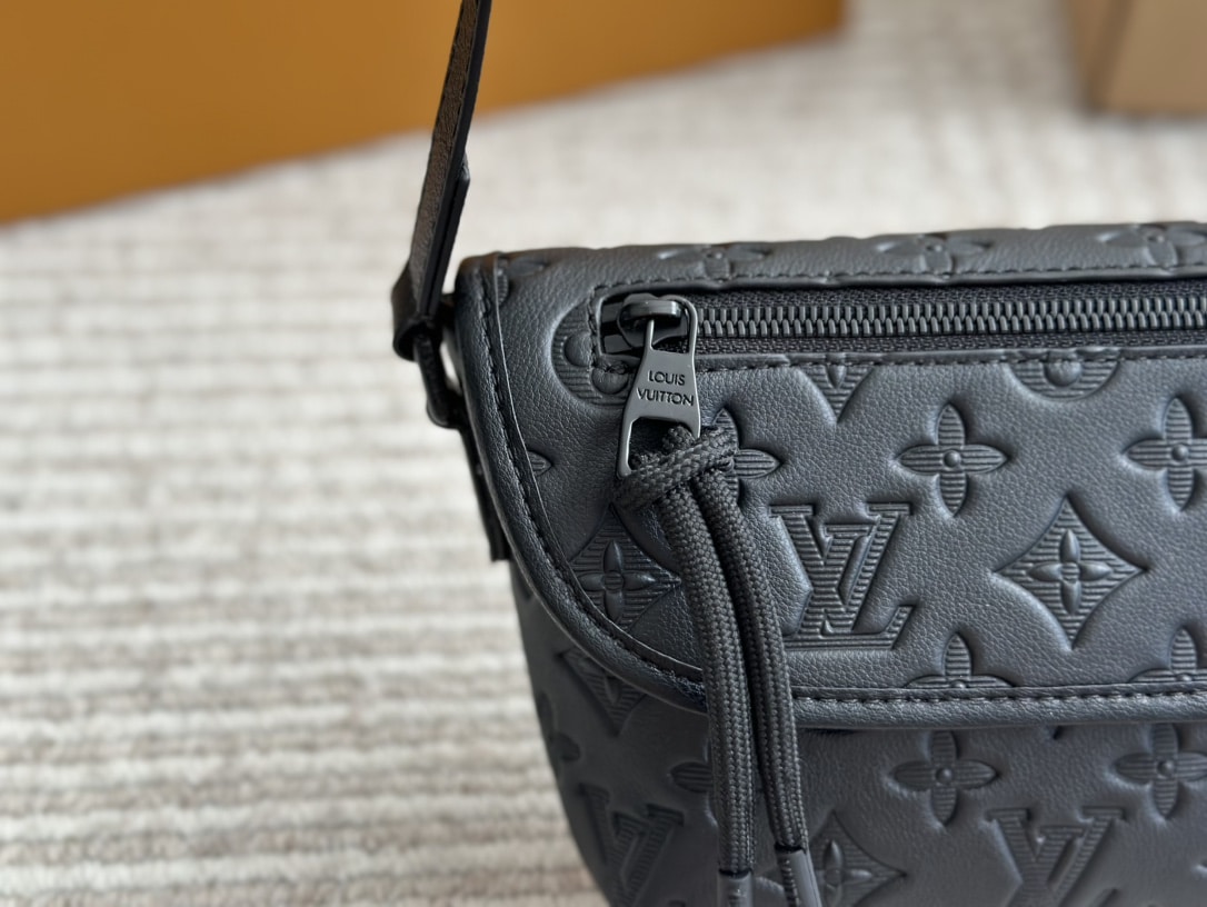 LOUIS VUITTON PULSE BAG MONOGRAM SHADOW EMBOSSED BLACK 16CM M12636 - Image 3