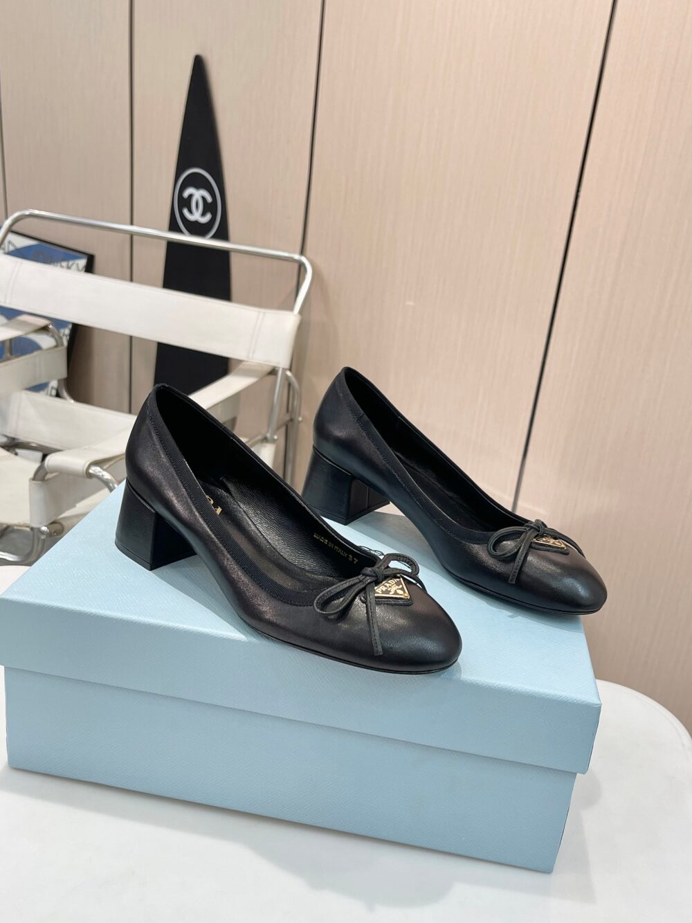 PRADA TRIANGLE LOGO BOW PUMP IN BLACK - Image 7