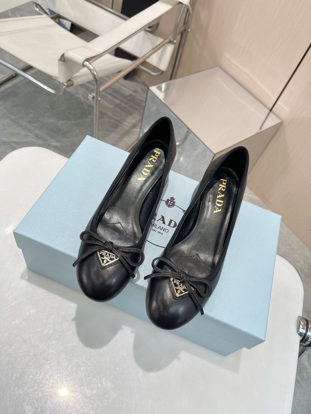 PRADA TRIANGLE LOGO BOW PUMP IN BLACK - Image 5