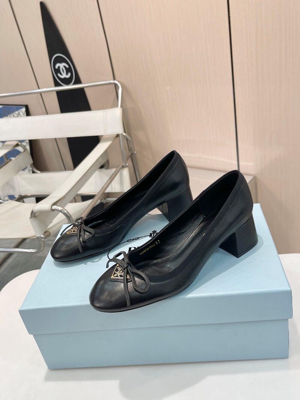 PRADA TRIANGLE LOGO BOW PUMP IN BLACK - Image 2