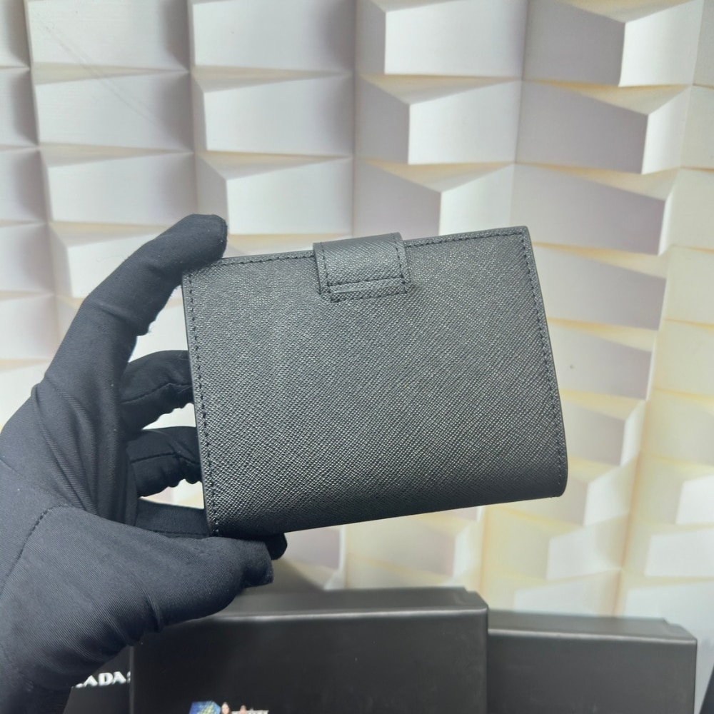 GIFT SET: PRADA MEDIUM HANDBAG BLACK & SAFFIANO VERTICAL SHORT WALLET - Image 10