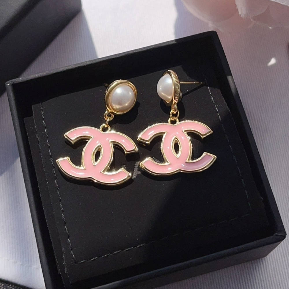 GIFT SET: CHANEL CLASSIC MEDIUM FLAP BAG PINK AND GOLD & PENDANT EARRINGS PEARLY WHITE AND PINK - Image 5