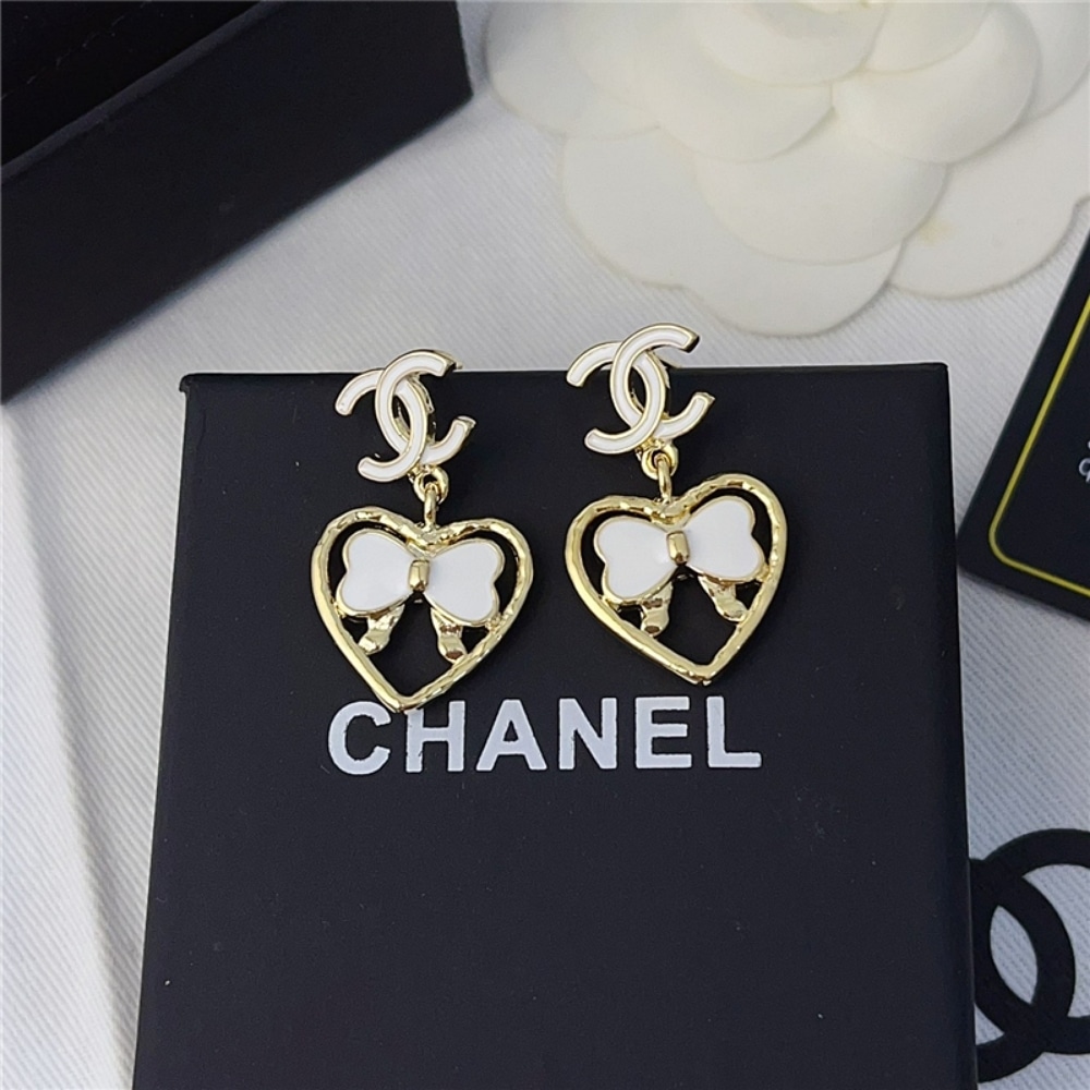 GIFT SET: CHANEL CLASSIC MEDIUM HANDBAG WHITE & EARRINGS WITH CC LOGO - Image 5