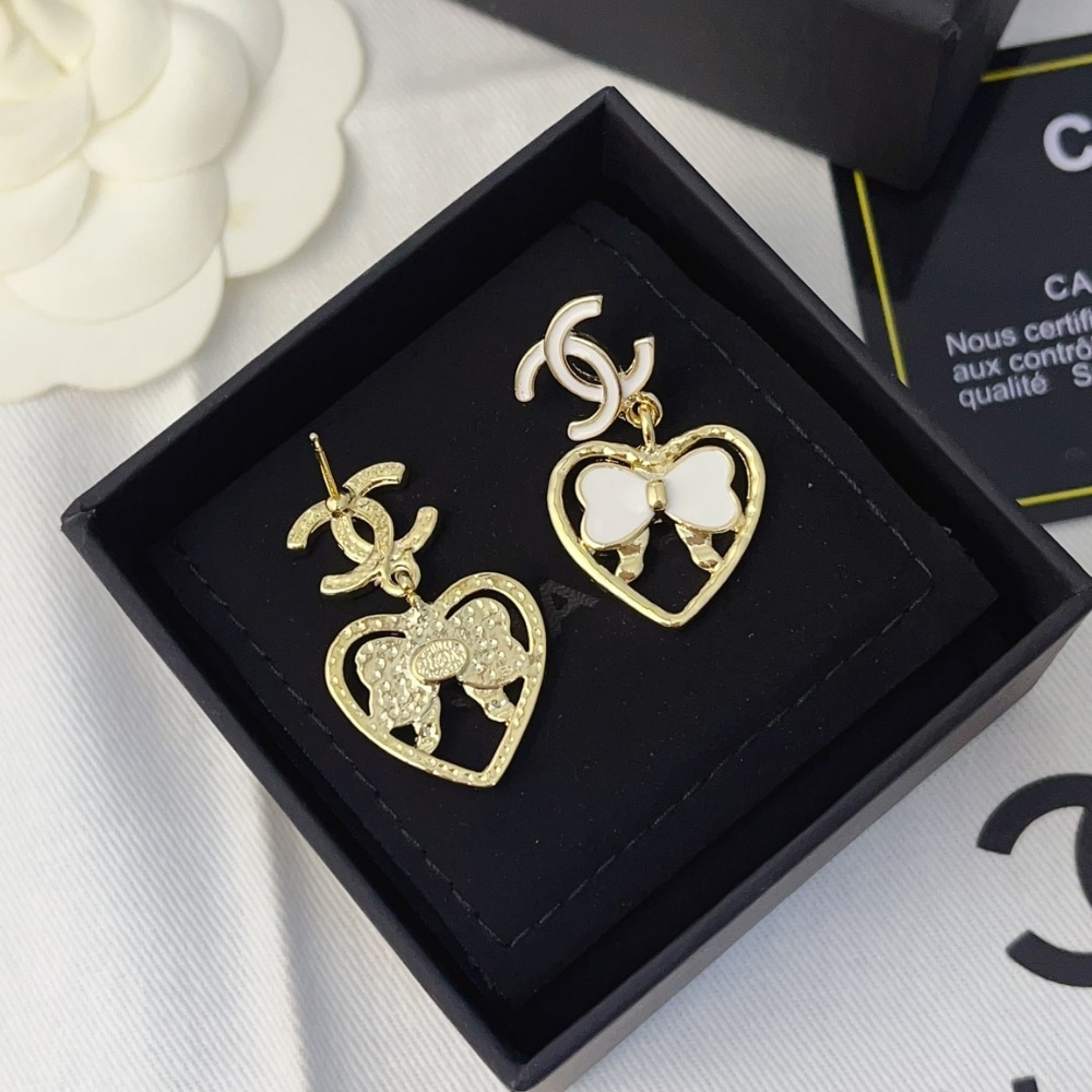 GIFT SET: CHANEL CLASSIC MEDIUM HANDBAG WHITE & EARRINGS WITH CC LOGO - Image 7