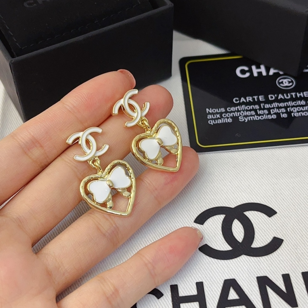 GIFT SET: CHANEL CLASSIC MEDIUM HANDBAG WHITE & EARRINGS WITH CC LOGO - Image 6