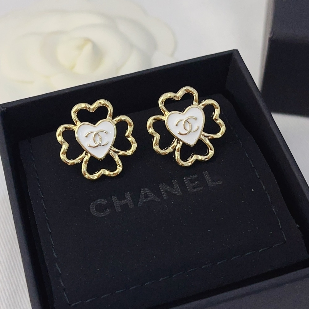 GIFT SET: CHANEL FLAP BAG CAMELLIA FLOWER WHITE & FOUR LEAF CLOVER HEART EARRINGS - Image 6