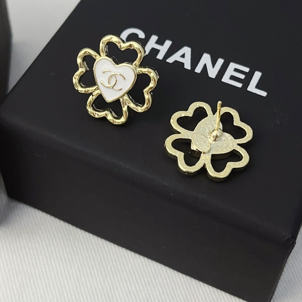 GIFT SET: CHANEL FLAP BAG CAMELLIA FLOWER WHITE & FOUR LEAF CLOVER HEART EARRINGS - Image 4