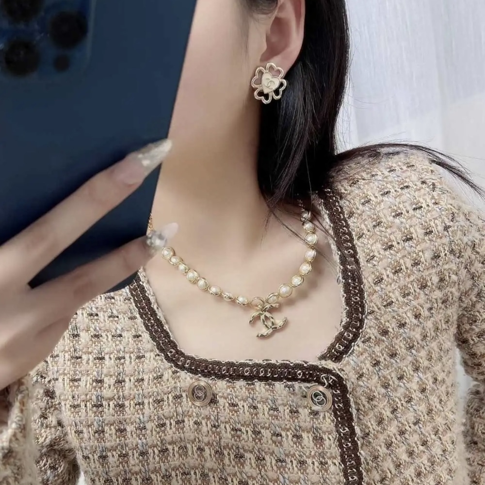 GIFT SET: CHANEL FLAP BAG CAMELLIA FLOWER WHITE & FOUR LEAF CLOVER HEART EARRINGS - Image 7